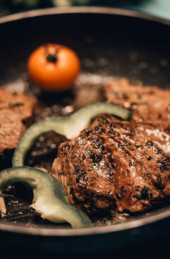 Saftiges Rindersteak mit Paprika und Tomaten in der Pfanne – frisch zubereitet im Landhotel Waldeck, regionale Küche aus Bayern
