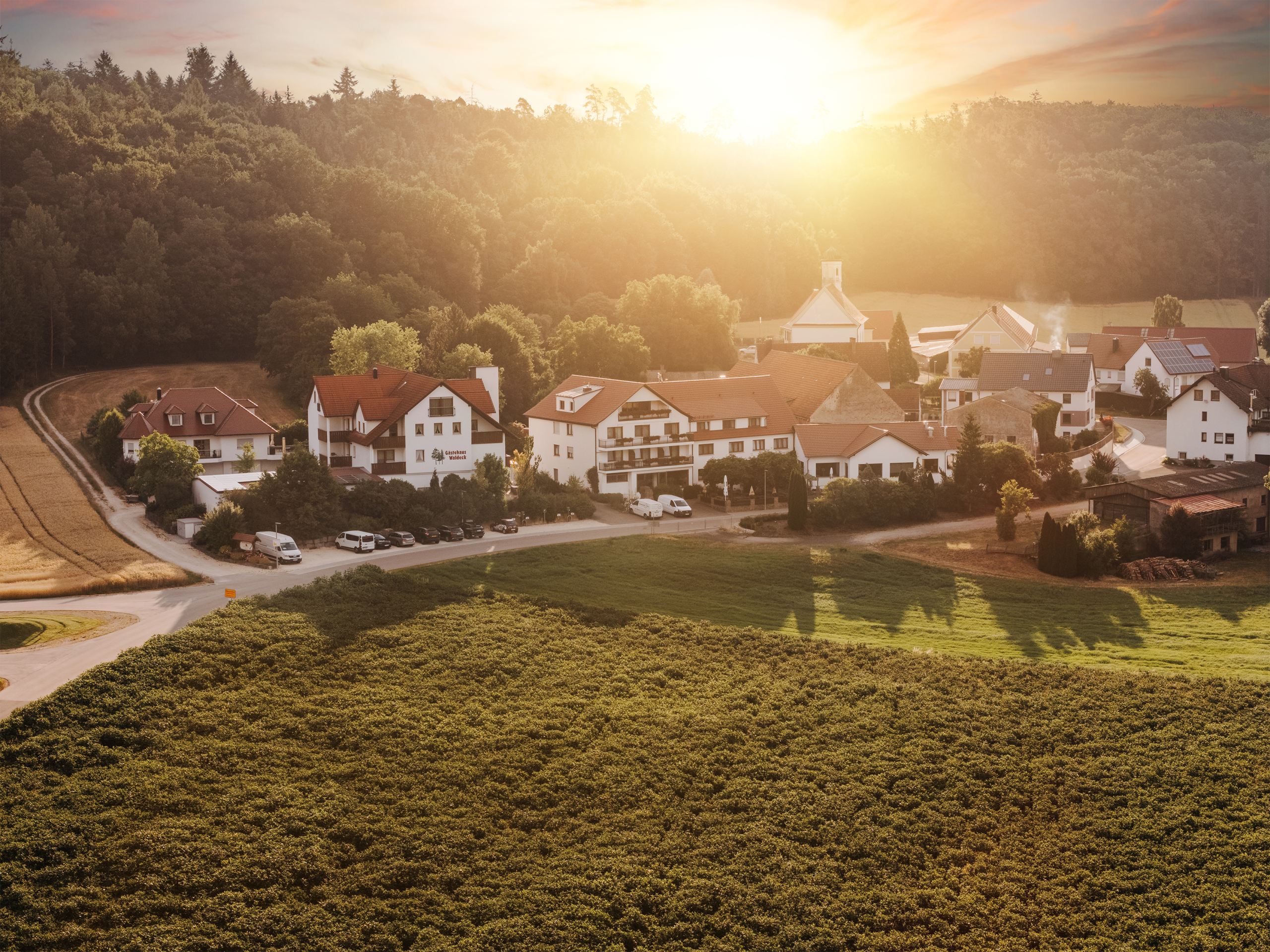 Luftaufnahme der Umgebung rund um das Landhotel Waldeck in Fremdingen bei Sonnenuntergang