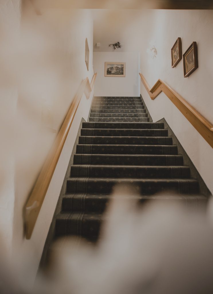 Treppenaufgang im Landhotel Waldeck in Fremdingen mit hellem Interieur und Holzhandläufen