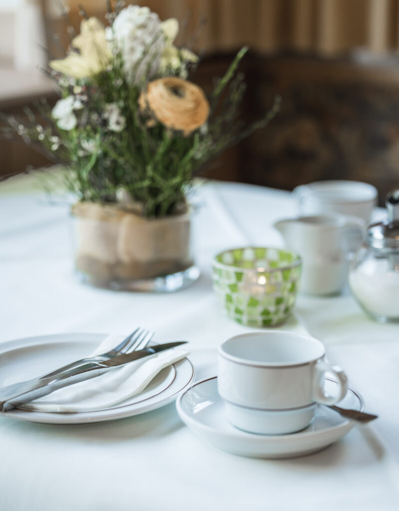 Gedeckter Frühstückstisch im Restaurant des Landhotel Waldeck