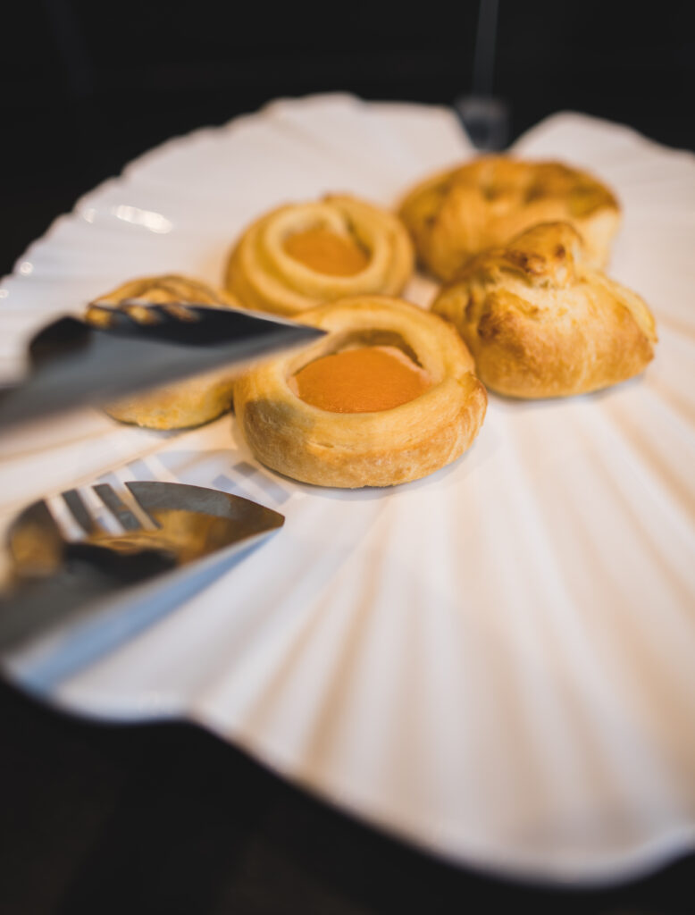 Frisches Gebäck und Brötchen am Frühstücksbuffet des Landhotel Waldeck