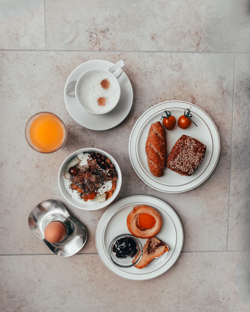 Frühstücksteller mit verschiedenen Speisen und Orangensaft im Landhotel Waldeck