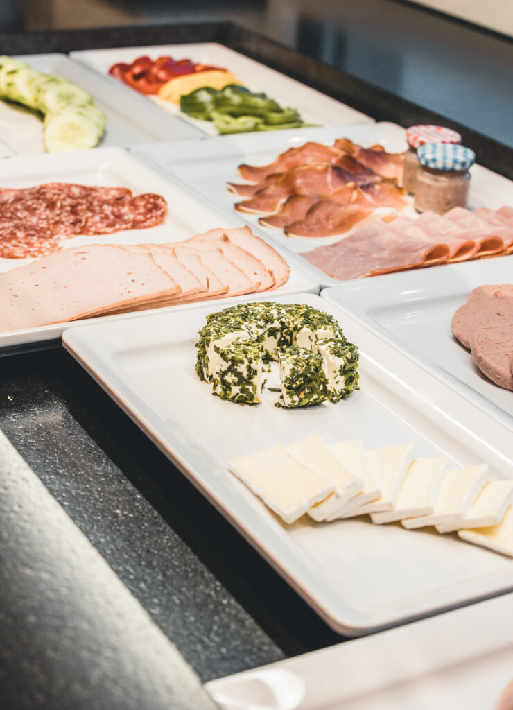 Wurst- und Käseauswahl am Frühstücksbuffet des Landhotel Waldeck