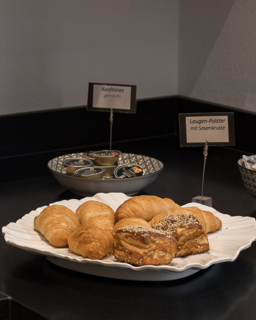 1. Brötchen und Gebäck am Frühstücksbuffet des Landhotel Waldeck