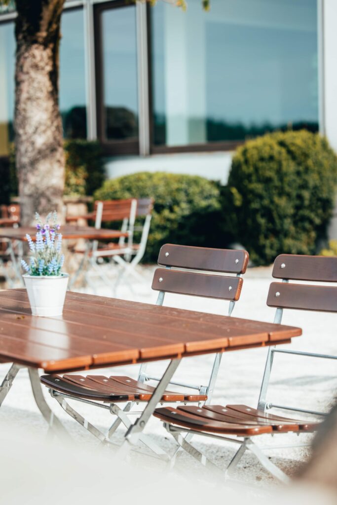 Sonnige Terrasse mit Sitzplätzen im Außenbereich des Landhotel Waldeck in Fremdingen