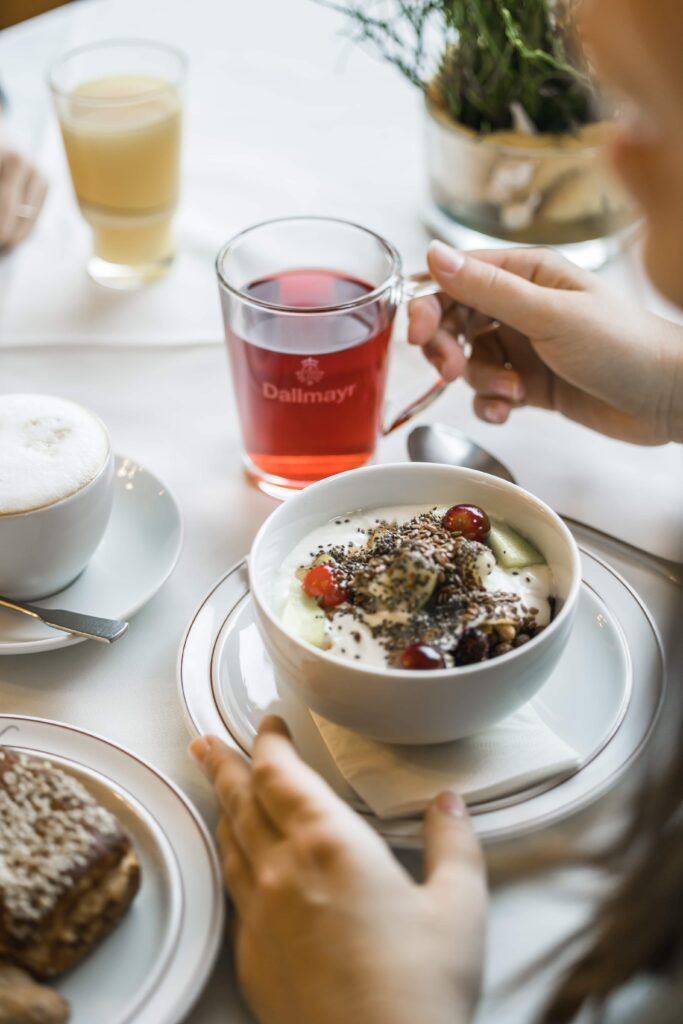 Frühstück mit Müsli, Tee und Getränken im Landhotel Waldeck