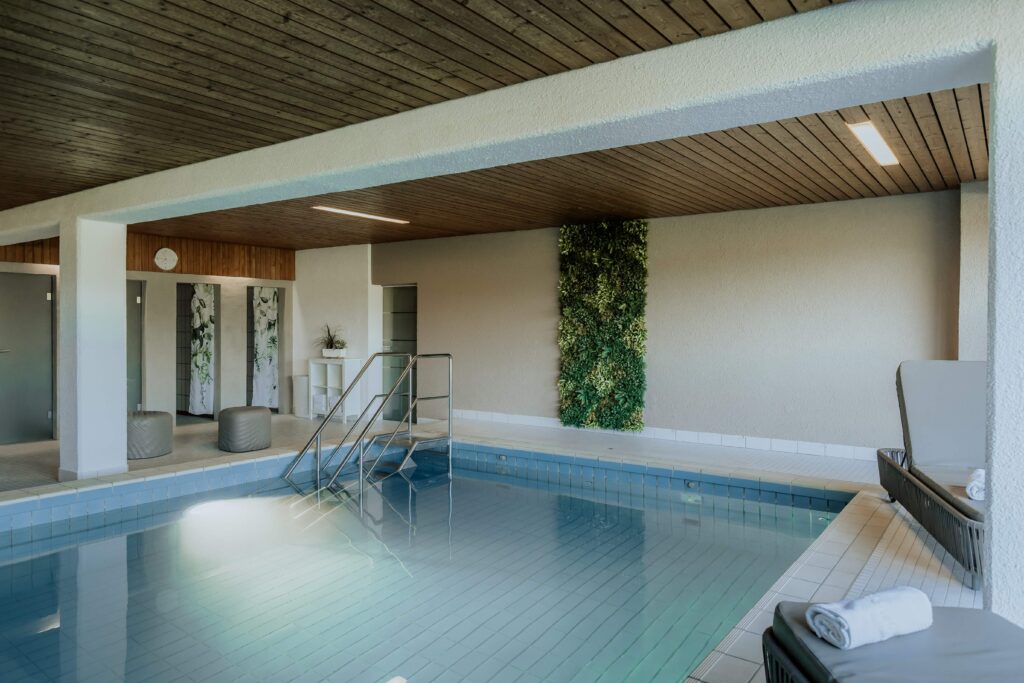 Indoor-Pool mit Pflanzenwand – Badebereich im Wellnesshotel Waldeck bei Nördlingen