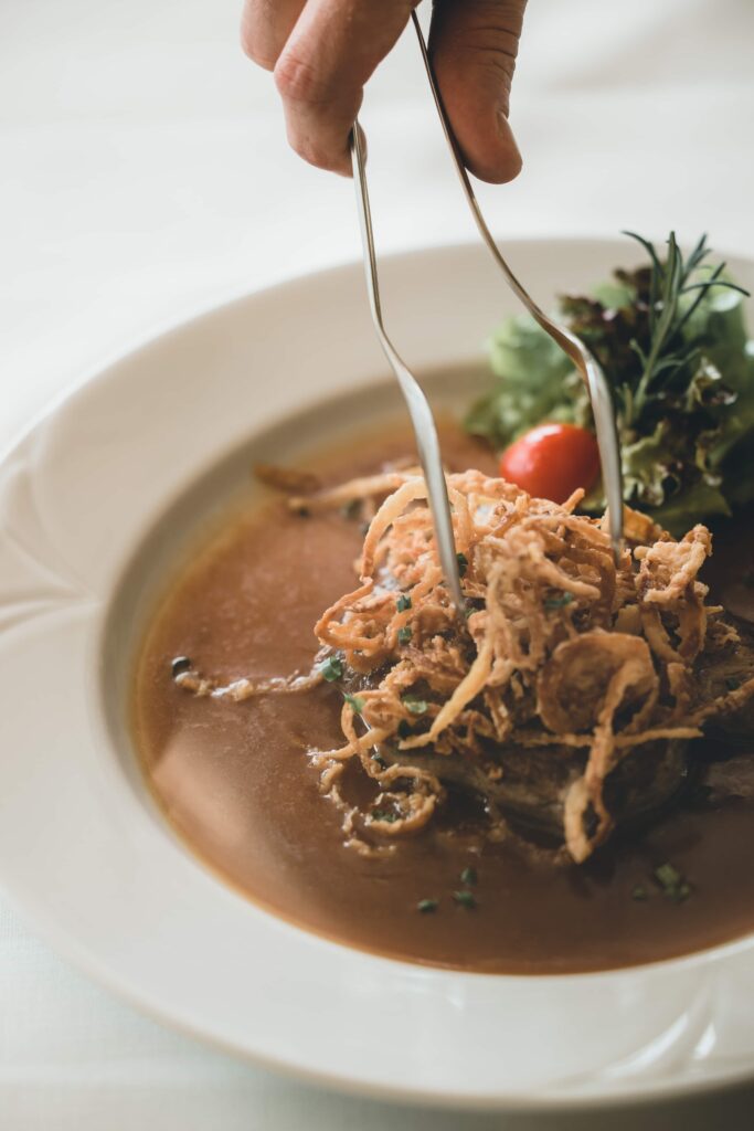 Hausgemachtes regionales Gericht mit Röstzwiebeln im Restaurant Landhotel Waldeck