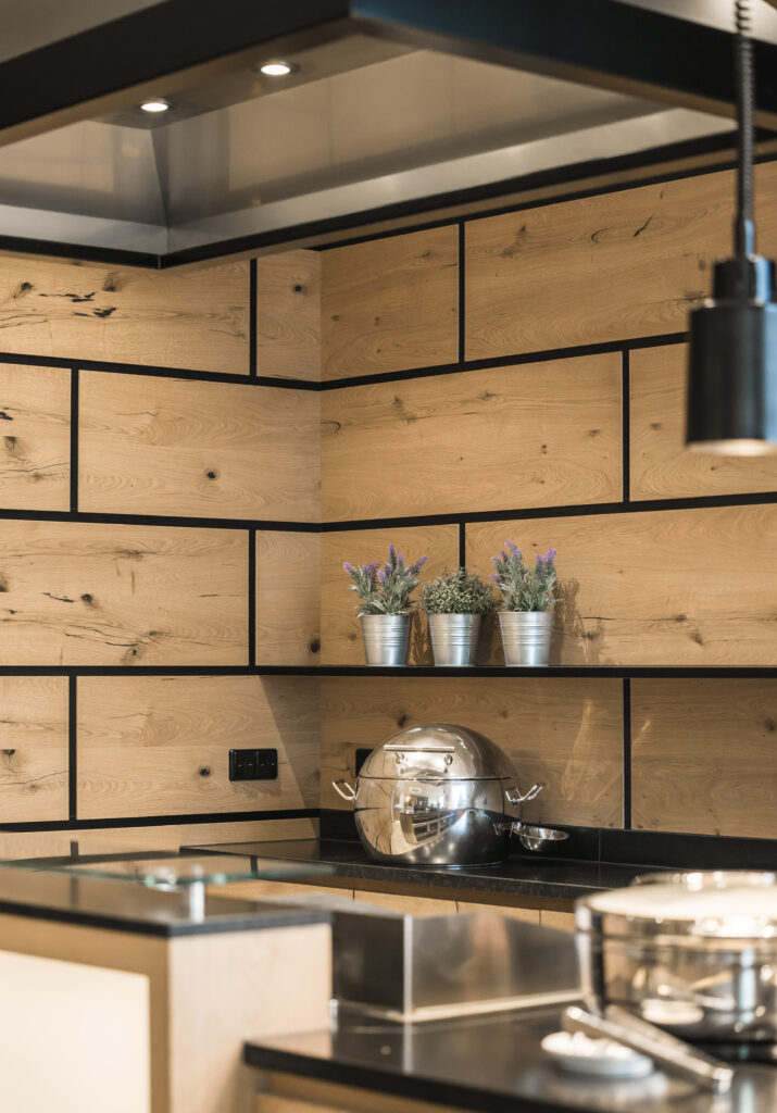 Detailaufnahme des Buffetbereichs im Landhotel Waldeck in Fremdingen mit Holzinterieur