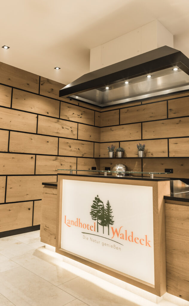 Empfangsbereich des Restaurants im Landhotel Waldeck in Fremdingen mit moderner Holzeinrichtung