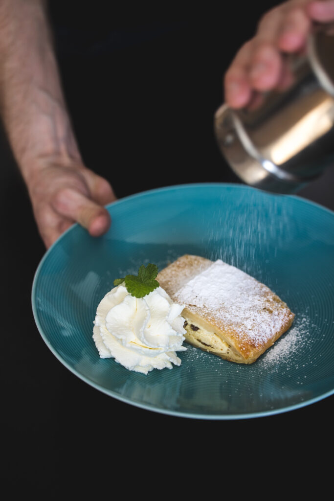 Apfelstrudel mit Puderzucker und Sahne im Restaurant des Landhotel Waldeck