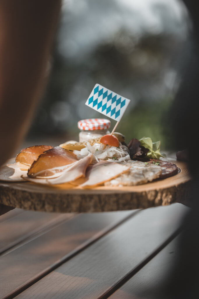 Bayerische Spezialität mit Weißwurst und Brezel im Landhotel Waldeck