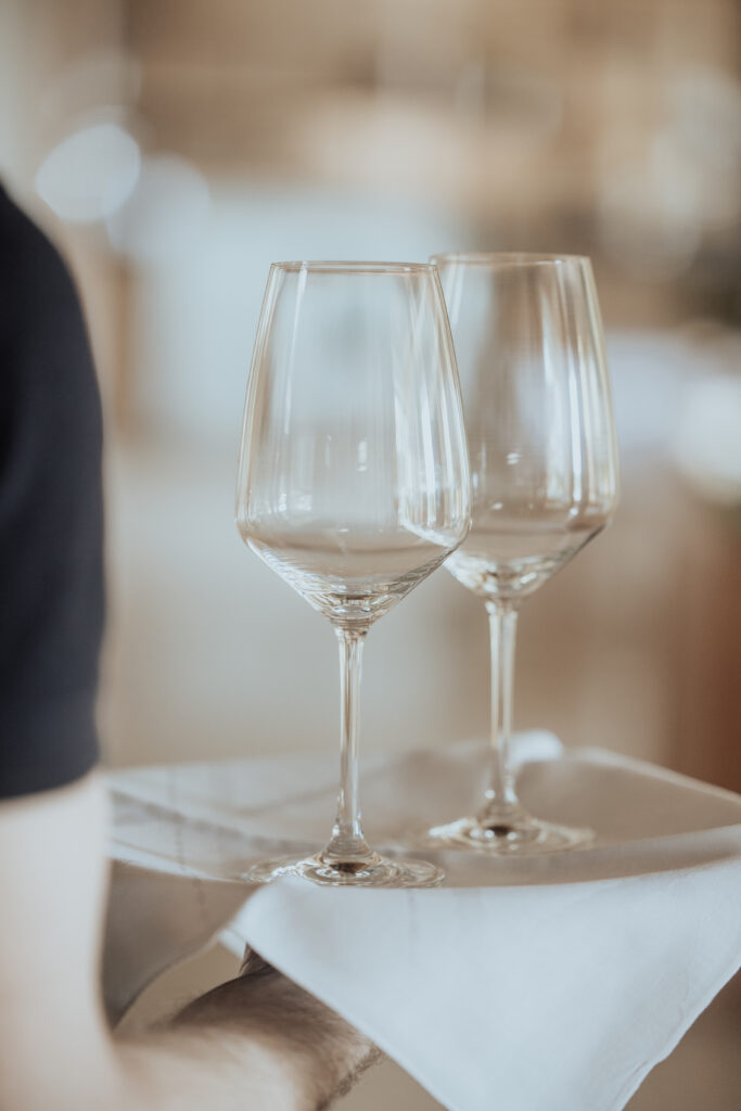 Weingläser auf einem Serviertablett im Restaurant des Landhotel Waldeck in Fremdingen