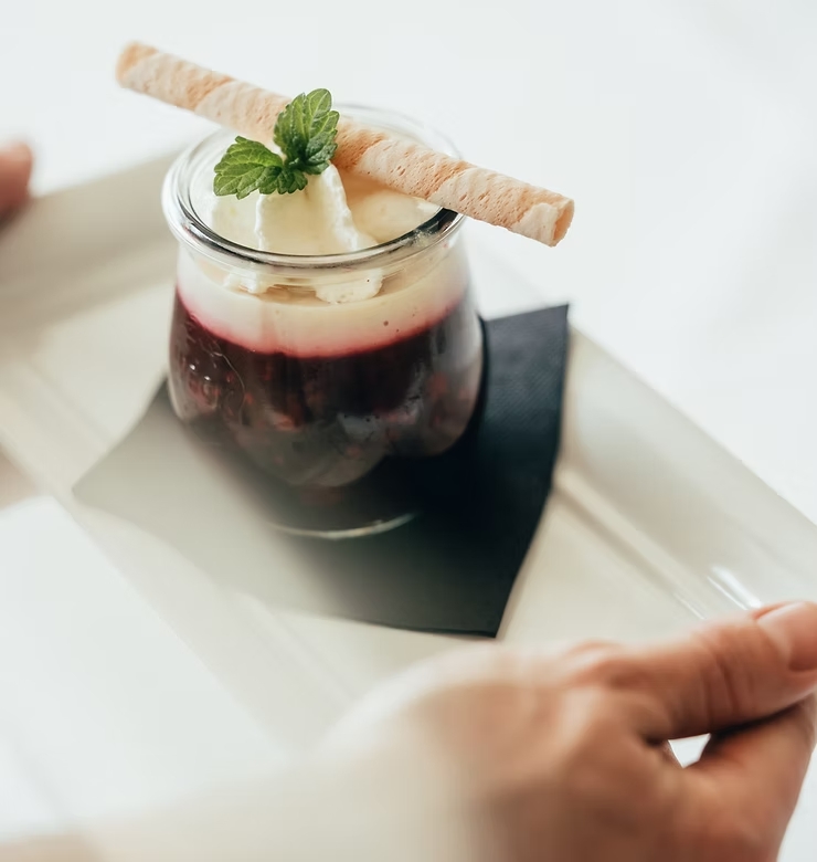 Dessert im Glas mit Creme, Beerensauce und Minze im Landhotel Waldeck