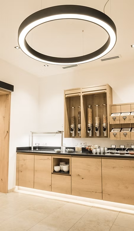 Frühstücksbuffet im Landhotel Waldeck mit moderner Holzeinrichtung