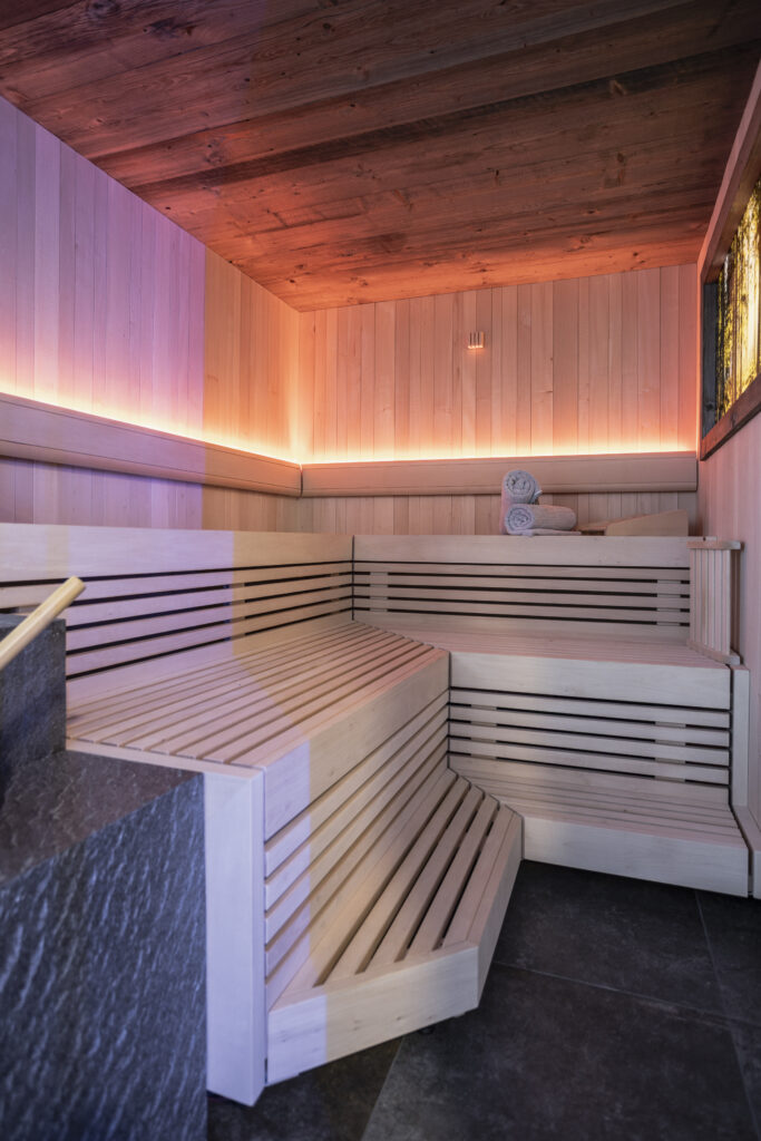 Moderne Sauna mit Handtüchern im Wellnessbereich