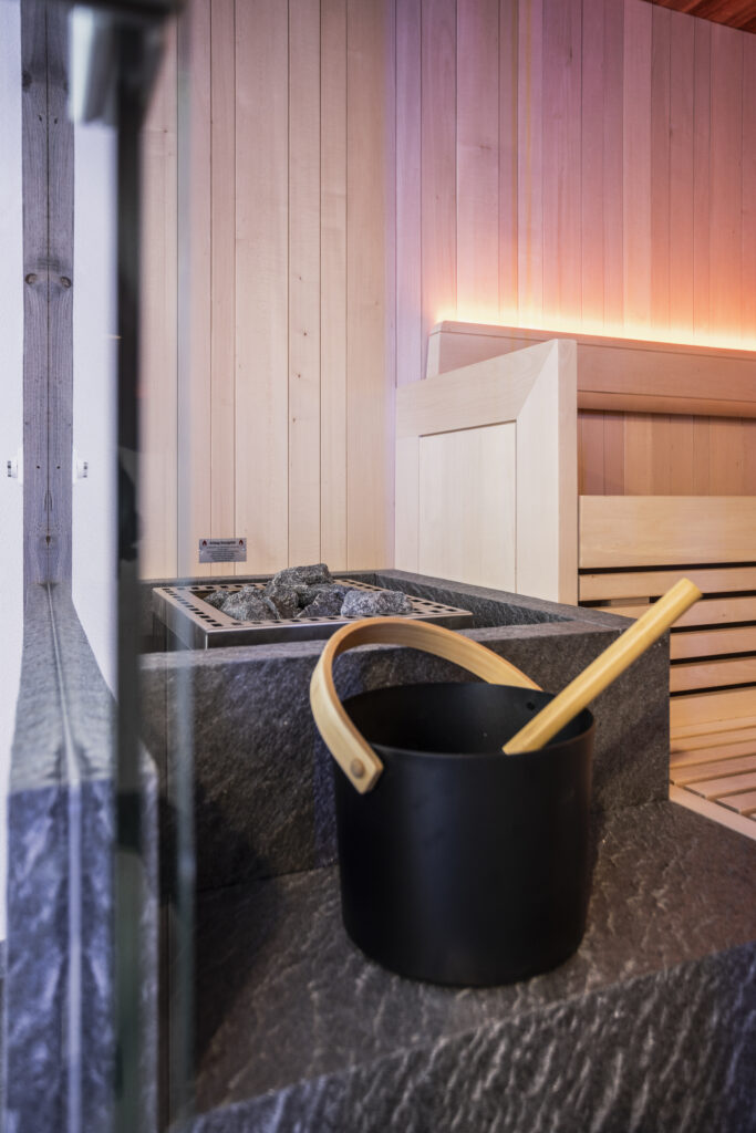 Sauna im Spa-Bereich des Landhotel Waldeck in Fremdingen mit Saunaofen und Aufgusseimer