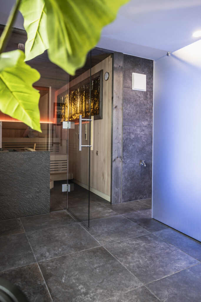 Duschen und Erlebnisbereich mit Naturakzenten im Spa des Landhotel Waldeck